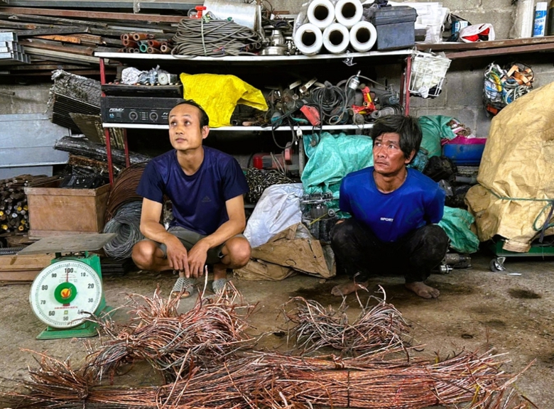 Bắt đối tượng cắt trộm gần 1km cáp điện trên cao tốc Bến Lức - Long Thành- Ảnh 1. Bắt đối tượng cắt trộm gần 1km cáp điện trên cao tốc Bến Lức - Long Thành- Ảnh 1.