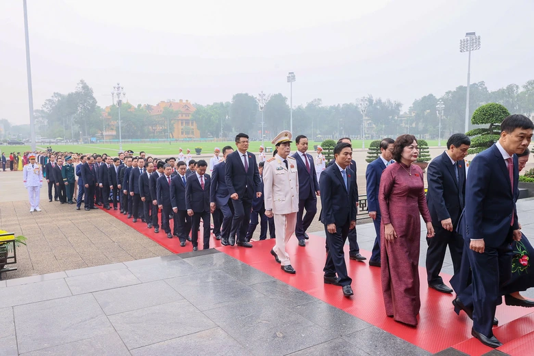 Đại biểu Quốc hội khóa XVI vào Lăng viếng Chủ tịch Hồ Chí Minh trước giờ khai mạc- Ảnh 3. Đại biểu Quốc hội khóa XVI vào Lăng viếng Chủ tịch Hồ Chí Minh trước giờ khai mạc- Ảnh 3.