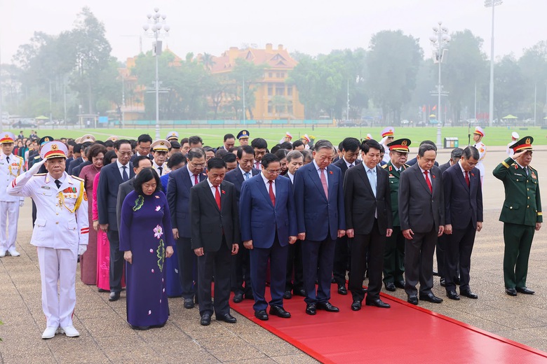 Đại biểu Quốc hội khóa XVI vào Lăng viếng Chủ tịch Hồ Chí Minh trước giờ khai mạc- Ảnh 2. Đại biểu Quốc hội khóa XVI vào Lăng viếng Chủ tịch Hồ Chí Minh trước giờ khai mạc- Ảnh 2.