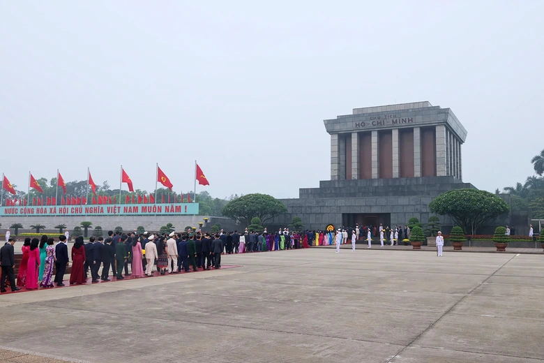Đại biểu Quốc hội khóa XVI vào Lăng viếng Chủ tịch Hồ Chí Minh trước giờ khai mạc- Ảnh 5. Đại biểu Quốc hội khóa XVI vào Lăng viếng Chủ tịch Hồ Chí Minh trước giờ khai mạc- Ảnh 5.