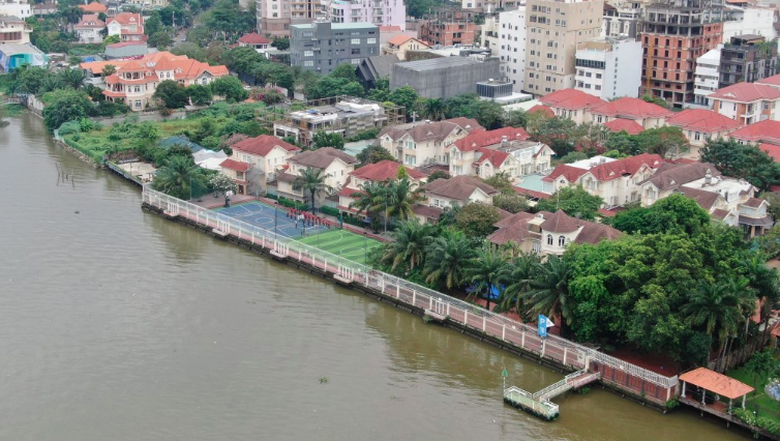 TP.HCM: Xử l&yacute; c&aacute;c c&ocirc;ng tr&igrave;nh, b&atilde;i vật liệu lấn chiếm s&ocirc;ng- Ảnh 1.