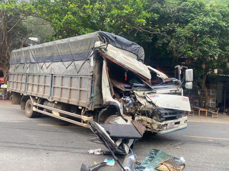 Xe tải đấu đầu xe đầu k&eacute;o tr&ecirc;n QL6 đoạn qua Ph&uacute; Thọ, hai người bị thương ở Ph&uacute; Thọ- Ảnh 1.