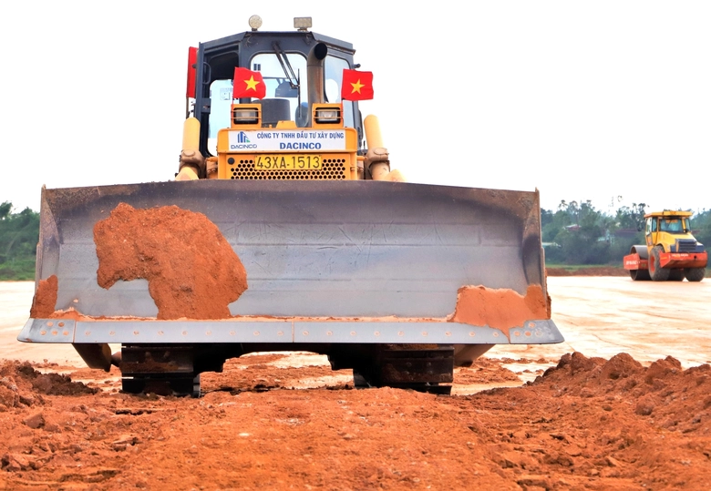 Đẫm mồ hôi trên công trường thi công mở rộng Cảng hàng không Phù Cát- Ảnh 3. Đẫm mồ hôi trên công trường thi công mở rộng Cảng hàng không Phù Cát- Ảnh 3.