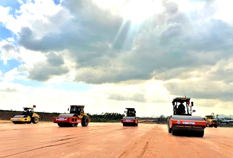 Đẫm mồ hôi trên công trường thi công mở rộng Cảng hàng không Phù Cát- Ảnh 1. Đẫm mồ hôi trên công trường thi công mở rộng Cảng hàng không Phù Cát- Ảnh 1.