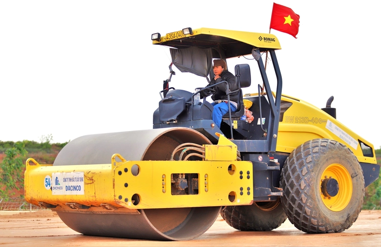 Đẫm mồ hôi trên công trường thi công mở rộng Cảng hàng không Phù Cát- Ảnh 9. Đẫm mồ hôi trên công trường thi công mở rộng Cảng hàng không Phù Cát- Ảnh 9.