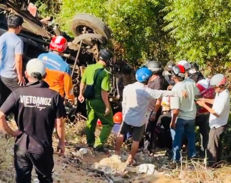 Xe khách lao xuống vực ở Lâm Đồng, 4 người tử vong- Ảnh 1. Xe khách lao xuống vực ở Lâm Đồng, 4 người tử vong- Ảnh 1.