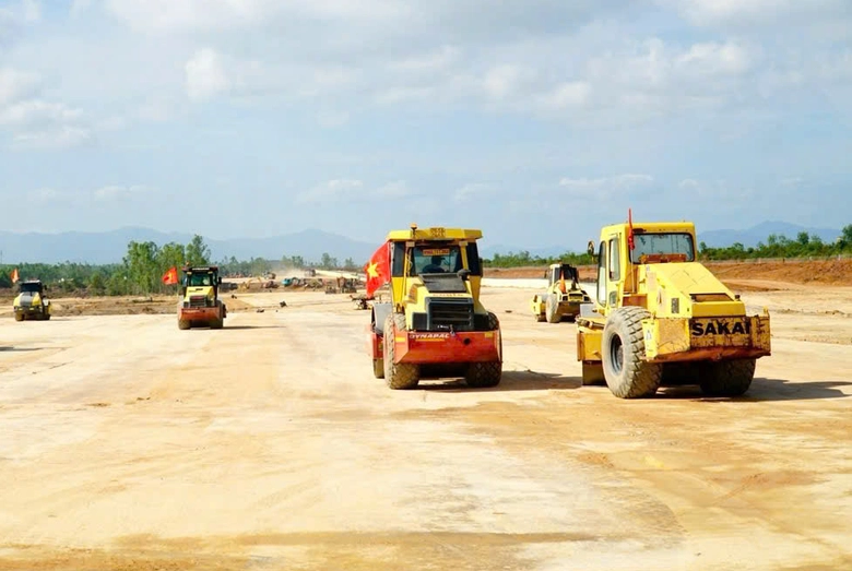 Đẫm mồ hôi trên công trường thi công mở rộng Cảng hàng không Phù Cát- Ảnh 8. Đẫm mồ hôi trên công trường thi công mở rộng Cảng hàng không Phù Cát- Ảnh 8.