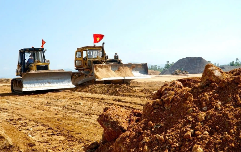 Đẫm mồ hôi trên công trường thi công mở rộng Cảng hàng không Phù Cát- Ảnh 6. Đẫm mồ hôi trên công trường thi công mở rộng Cảng hàng không Phù Cát- Ảnh 6.