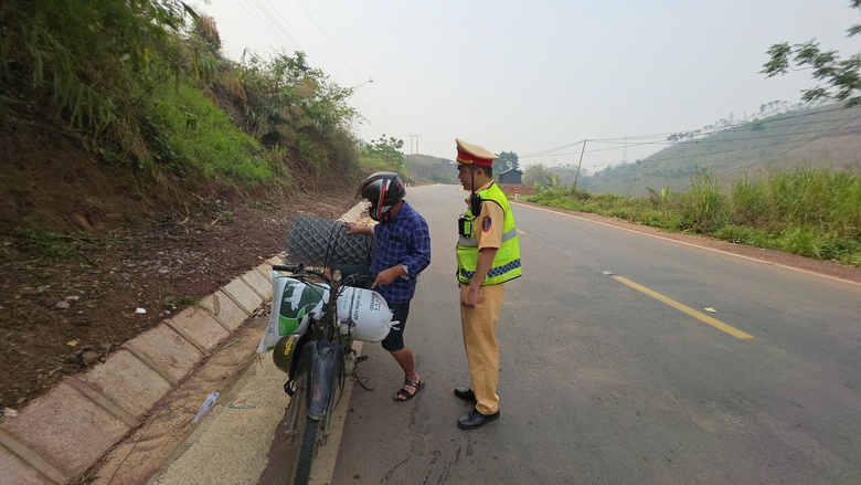 CSGT Sơn La chủ động đảm bảo ATGT trước cao điểm du lịch 30/4- Ảnh 7. CSGT Sơn La chủ động đảm bảo ATGT trước cao điểm du lịch 30/4- Ảnh 7.