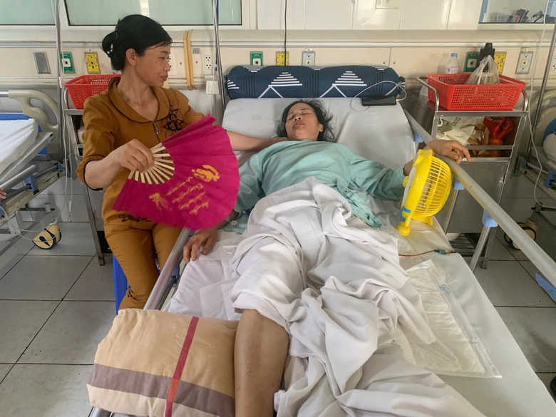 Qu&ecirc;n m&igrave;nh cứu người trong mưa b&atilde;o, nữ c&ocirc;ng nh&acirc;n m&ocirc;i trường ở L&agrave;o Cai nguy kịch- Ảnh 1.