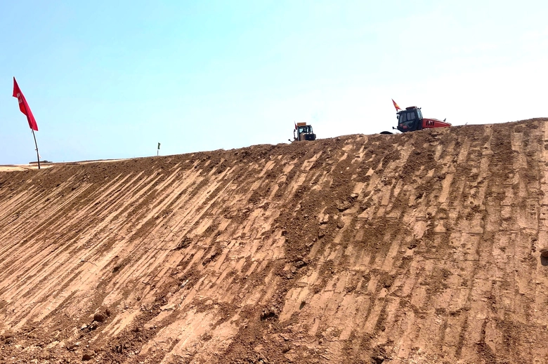 Đẫm mồ hôi trên công trường thi công mở rộng Cảng hàng không Phù Cát- Ảnh 7. Đẫm mồ hôi trên công trường thi công mở rộng Cảng hàng không Phù Cát- Ảnh 7.