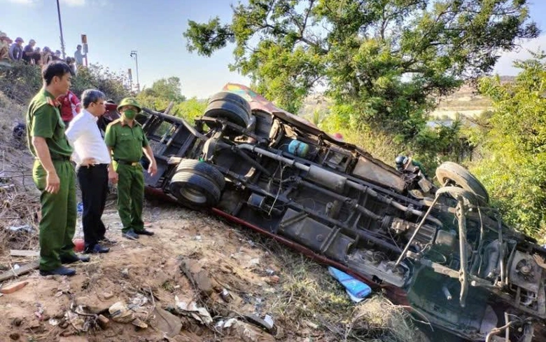 Vụ &ocirc; t&ocirc; kh&aacute;ch lao xuống vực ở L&acirc;m Đồng: Xe c&ograve;n 17 ng&agrave;y hết hạn đăng kiểm