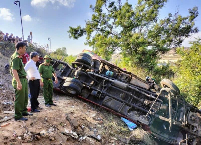 Vụ &ocirc; t&ocirc; kh&aacute;ch lao xuống vực ở L&acirc;m Đồng: Xe c&ograve;n 17 ng&agrave;y hết hạn đăng kiểm- Ảnh 1.