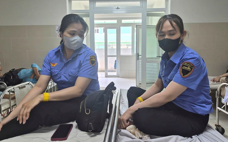 Hai nữ nh&acirc;n vi&ecirc;n g&aacute;c chắn đường sắt ở Đ&agrave; Nẵng &aacute;m ảnh gi&acirc;y ph&uacute;t bị chửi bới, h&agrave;nh hung- Ảnh 1.