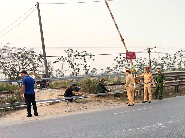 Ninh B&igrave;nh đ&oacute;ng lối đi tự mở nguy hiểm qua đường sắt Bắc - Nam- Ảnh 1.