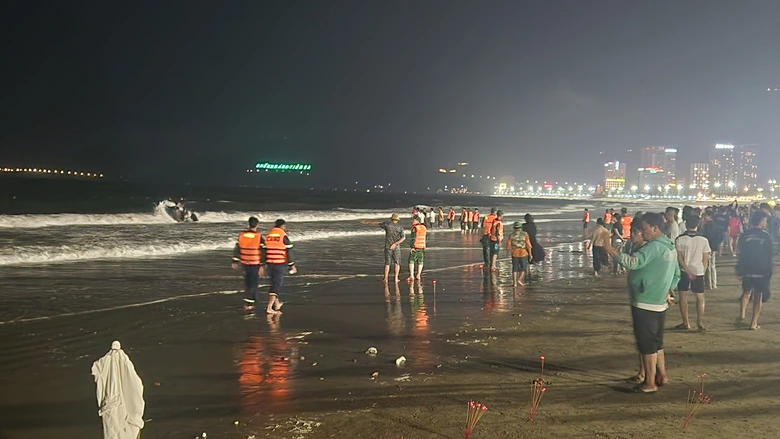 Tìm thấy thi thể nam sinh lớp 12 mất tích sau kỳ thi tại Quy Nhơn- Ảnh 1. Tìm thấy thi thể nam sinh lớp 12 mất tích sau kỳ thi tại Quy Nhơn- Ảnh 1.