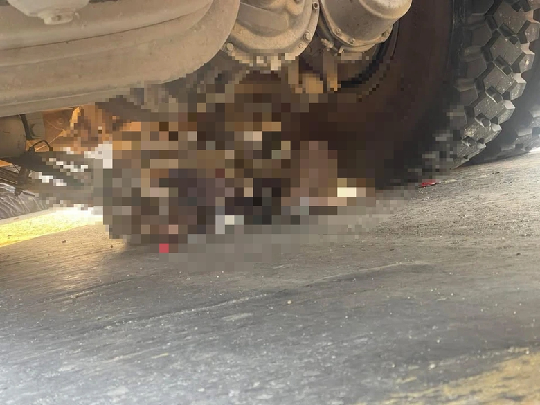 Va chạm với xe đầu k&eacute;o tr&ecirc;n quốc lộ 1, người phụ nữ đi xe đạp tử vong - Ảnh 1.