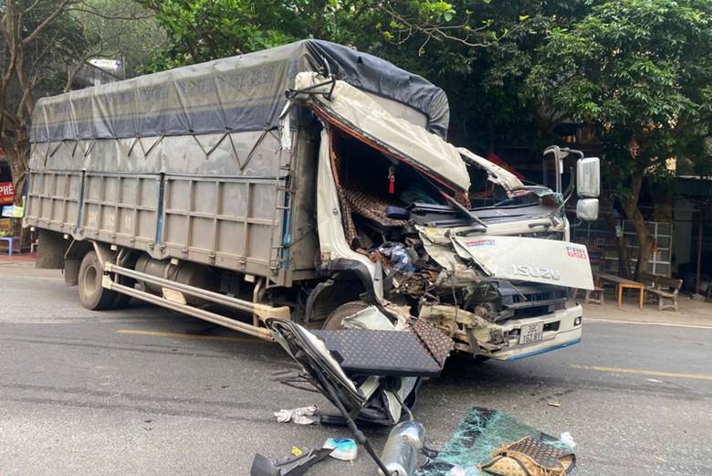 &Ocirc; t&ocirc; tải bị hư hỏng nặng phần đầu xe sau vụ tai nạn.