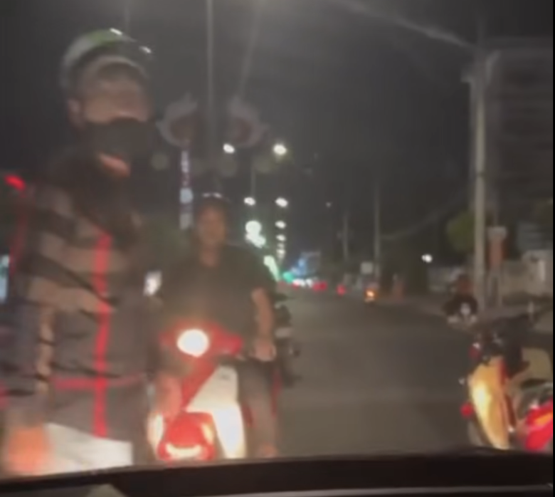 Công an làm việc với 2 người đàn ông chặn đầu ô tô, đập kính ở Vĩnh Long- Ảnh 1. Công an làm việc với 2 người đàn ông chặn đầu ô tô, đập kính ở Vĩnh Long- Ảnh 1.