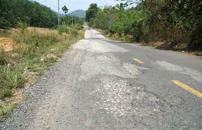 QL14C qua Quảng Ngãi xuống cấp, tai nạn rình rập: Sửa chữa tạm thời để đảm bảo an toàn- Ảnh 2. QL14C qua Quảng Ngãi xuống cấp, tai nạn rình rập: Sửa chữa tạm thời để đảm bảo an toàn- Ảnh 2.