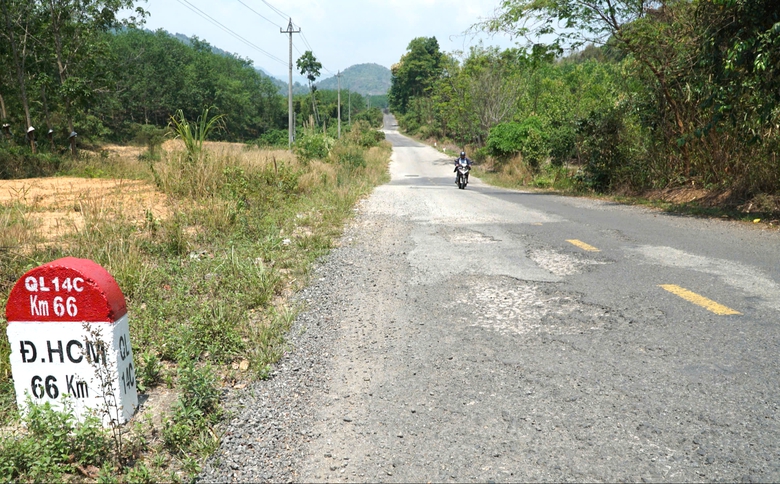 QL14C qua Quảng Ngãi xuống cấp, tai nạn rình rập: Sửa chữa tạm thời để đảm bảo an toàn- Ảnh 1. QL14C qua Quảng Ngãi xuống cấp, tai nạn rình rập: Sửa chữa tạm thời để đảm bảo an toàn- Ảnh 1.