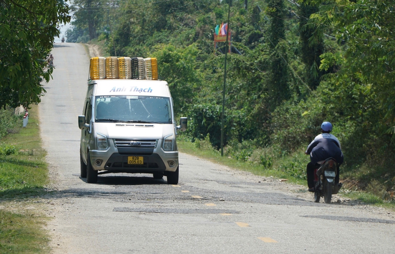 QL14C qua Quảng Ngãi xuống cấp, tai nạn rình rập: Sửa chữa tạm thời để đảm bảo an toàn- Ảnh 3. QL14C qua Quảng Ngãi xuống cấp, tai nạn rình rập: Sửa chữa tạm thời để đảm bảo an toàn- Ảnh 3.