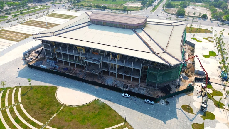 Tăng tốc hoàn thiện quảng trường 200 tỷ đồng ở Huế- Ảnh 6. Tăng tốc hoàn thiện quảng trường 200 tỷ đồng ở Huế- Ảnh 6.