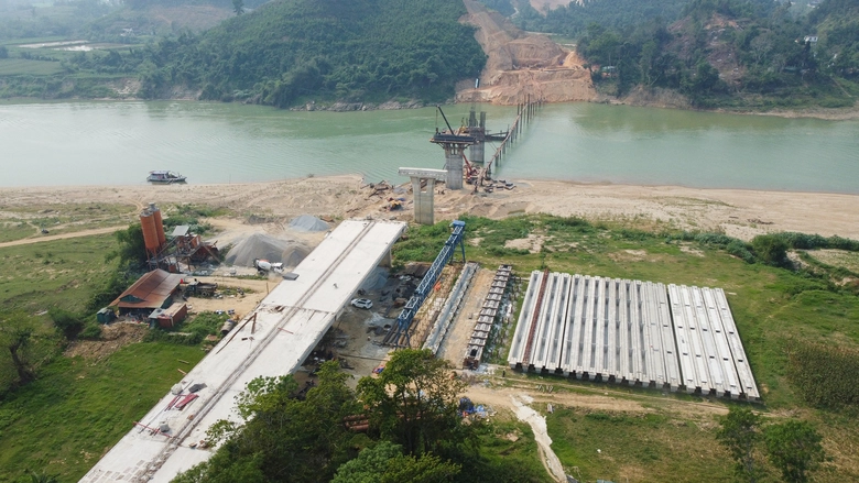 Nghệ An: Quyết tâm vượt tiến độ dự án cầu 200 tỷ bắc qua sông Lam- Ảnh 3. Nghệ An: Quyết tâm vượt tiến độ dự án cầu 200 tỷ bắc qua sông Lam- Ảnh 3.