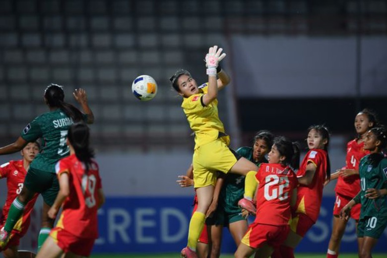 Thắng tối thiểu Bangladesh, tuyển nữ U20 Việt Nam nu&ocirc;i hy vọng đi tiếp- Ảnh 1.