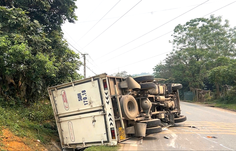 Hai xe tải đấu đầu tr&ecirc;n QL6 đoạn qua Ph&uacute; Thọ, một người bị thương- Ảnh 2.