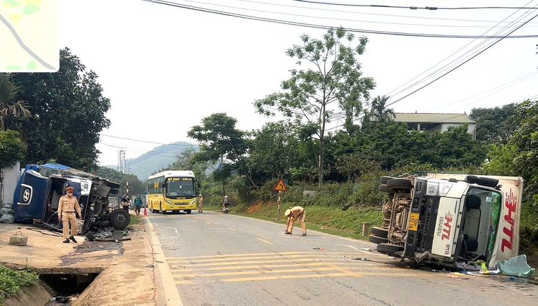 Hai xe tải đấu đầu tr&ecirc;n QL6 đoạn qua Ph&uacute; Thọ, một người bị thương- Ảnh 1.