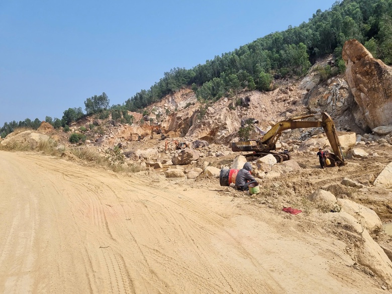 Gia Lai: Nghi&ecirc;m cấm cấp x&atilde; bu&ocirc;ng lỏng quản l&yacute; kho&aacute;ng sản- Ảnh 1.