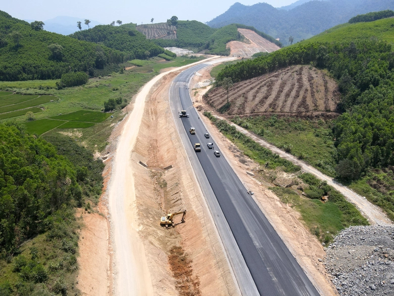 Giữa nắng gắt, c&ocirc;ng trường cao tốc Kh&aacute;nh H&ograve;a - Bu&ocirc;n Ma Thuột tăng tốc thi c&ocirc;ng- Ảnh 16.