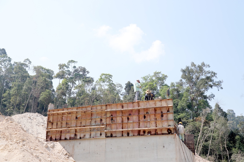 Giữa nắng gắt, c&ocirc;ng trường cao tốc Kh&aacute;nh H&ograve;a - Bu&ocirc;n Ma Thuột tăng tốc thi c&ocirc;ng- Ảnh 8.