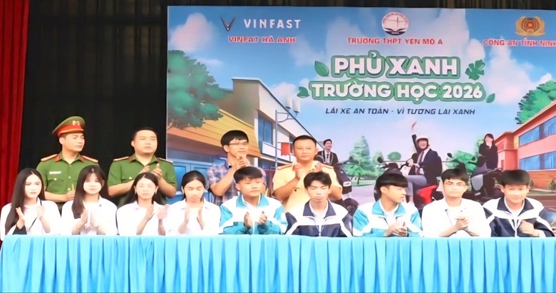 Hướng dẫn kỹ năng tham gia giao thông an toàn cho hơn 1.300 học sinh, giáo viên Ninh Bình- Ảnh 1. Hướng dẫn kỹ năng tham gia giao thông an toàn cho hơn 1.300 học sinh, giáo viên Ninh Bình- Ảnh 1.