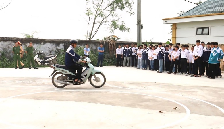 Hướng dẫn kỹ năng tham gia giao thông an toàn cho hơn 1.300 học sinh, giáo viên Ninh Bình- Ảnh 2. Hướng dẫn kỹ năng tham gia giao thông an toàn cho hơn 1.300 học sinh, giáo viên Ninh Bình- Ảnh 2.