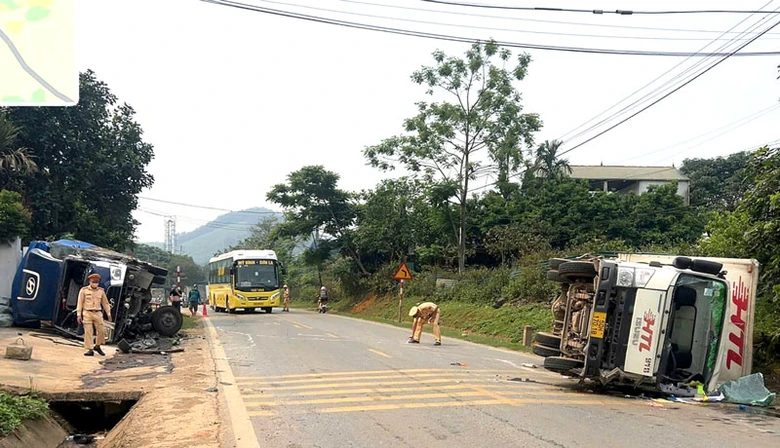 Hiện trường vụ tai nạn giao th&ocirc;ng tr&ecirc;n QL6 khiến 1 người bị thương.