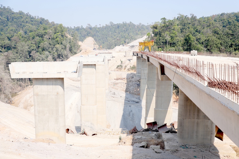 Giữa nắng gắt, c&ocirc;ng trường cao tốc Kh&aacute;nh H&ograve;a - Bu&ocirc;n Ma Thuột tăng tốc thi c&ocirc;ng- Ảnh 17.