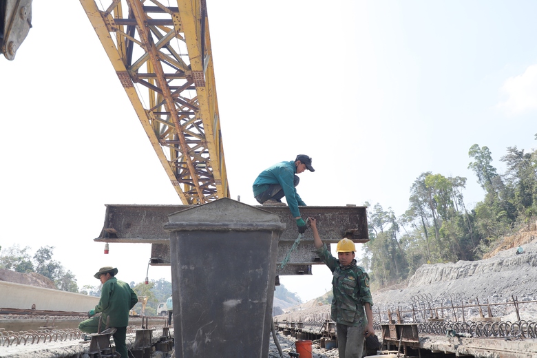 Giữa nắng gắt, c&ocirc;ng trường cao tốc Kh&aacute;nh H&ograve;a - Bu&ocirc;n Ma Thuột tăng tốc thi c&ocirc;ng- Ảnh 5.