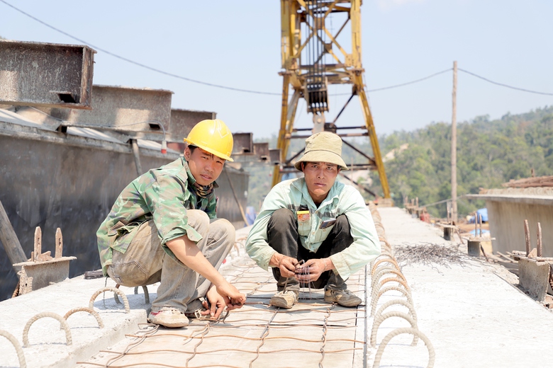 Giữa nắng gắt, c&ocirc;ng trường cao tốc Kh&aacute;nh H&ograve;a - Bu&ocirc;n Ma Thuột tăng tốc thi c&ocirc;ng- Ảnh 6.