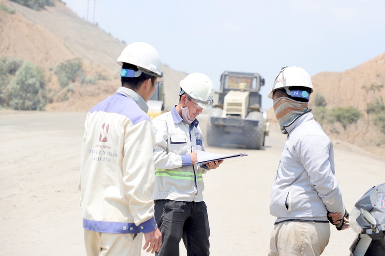 Giữa nắng gắt, c&ocirc;ng trường cao tốc Kh&aacute;nh H&ograve;a - Bu&ocirc;n Ma Thuột tăng tốc thi c&ocirc;ng- Ảnh 14.