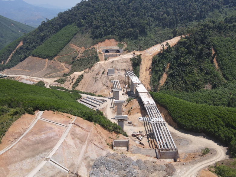 Giữa nắng gắt, c&ocirc;ng trường cao tốc Kh&aacute;nh H&ograve;a - Bu&ocirc;n Ma Thuột tăng tốc thi c&ocirc;ng- Ảnh 10.