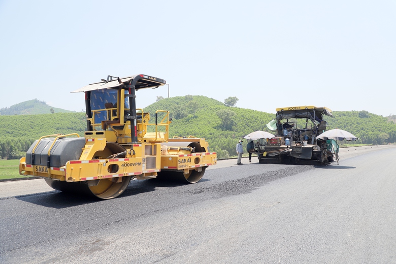 Giữa nắng gắt, c&ocirc;ng trường cao tốc Kh&aacute;nh H&ograve;a - Bu&ocirc;n Ma Thuột tăng tốc thi c&ocirc;ng- Ảnh 2.