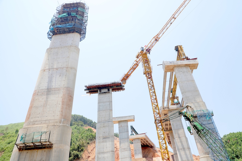 Giữa nắng gắt, c&ocirc;ng trường cao tốc Kh&aacute;nh H&ograve;a - Bu&ocirc;n Ma Thuột tăng tốc thi c&ocirc;ng- Ảnh 15.