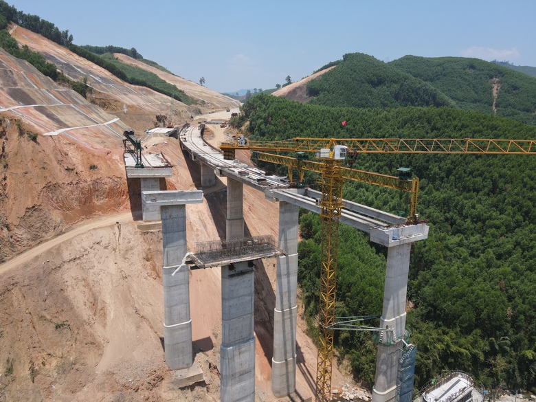 Giữa nắng gắt, c&ocirc;ng trường cao tốc Kh&aacute;nh H&ograve;a - Bu&ocirc;n Ma Thuột tăng tốc thi c&ocirc;ng- Ảnh 3.