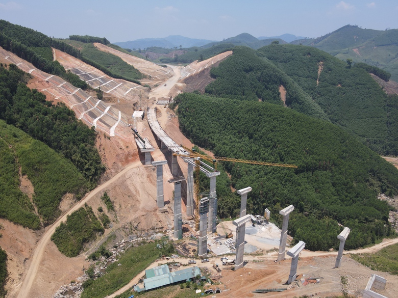 Giữa nắng gắt, c&ocirc;ng trường cao tốc Kh&aacute;nh H&ograve;a - Bu&ocirc;n Ma Thuột tăng tốc thi c&ocirc;ng- Ảnh 1.