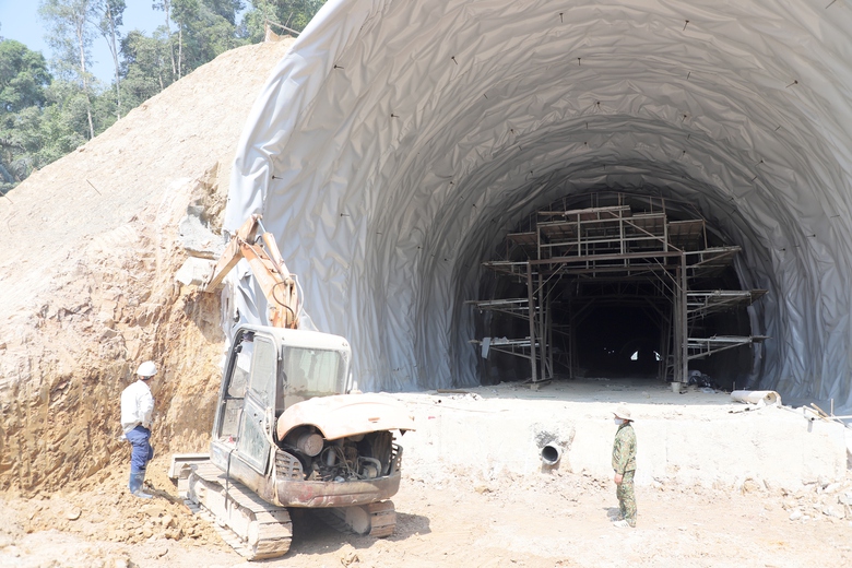 Giữa nắng gắt, c&ocirc;ng trường cao tốc Kh&aacute;nh H&ograve;a - Bu&ocirc;n Ma Thuột tăng tốc thi c&ocirc;ng- Ảnh 13.