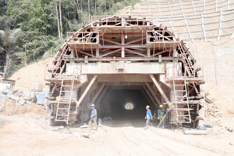 Giữa nắng gắt, c&ocirc;ng trường cao tốc Kh&aacute;nh H&ograve;a - Bu&ocirc;n Ma Thuột tăng tốc thi c&ocirc;ng- Ảnh 11.