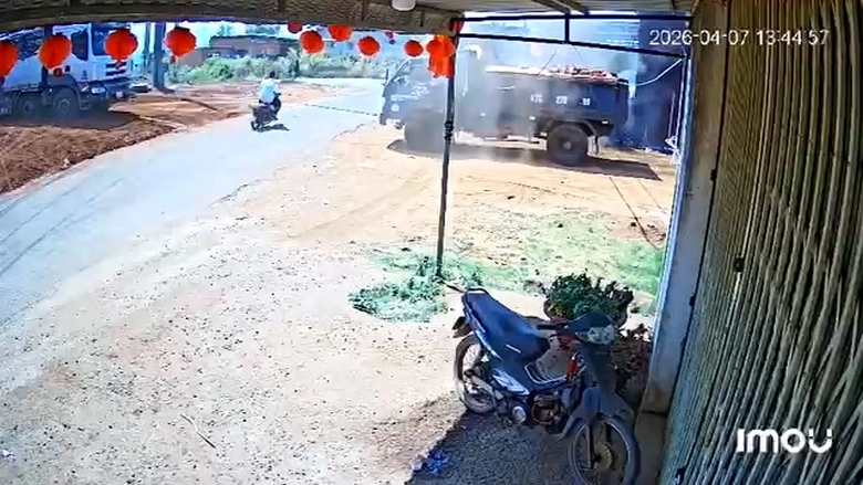 Chú rể bị thương do vướng dây nối giữa hai xe tải căng ngang đường ở Đắk Lắk- Ảnh 1. Chú rể bị thương do vướng dây nối giữa hai xe tải căng ngang đường ở Đắk Lắk- Ảnh 1.