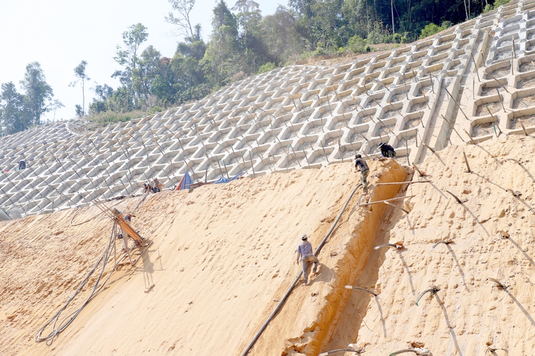 Giữa nắng gắt, c&ocirc;ng trường cao tốc Kh&aacute;nh H&ograve;a - Bu&ocirc;n Ma Thuột tăng tốc thi c&ocirc;ng- Ảnh 4.